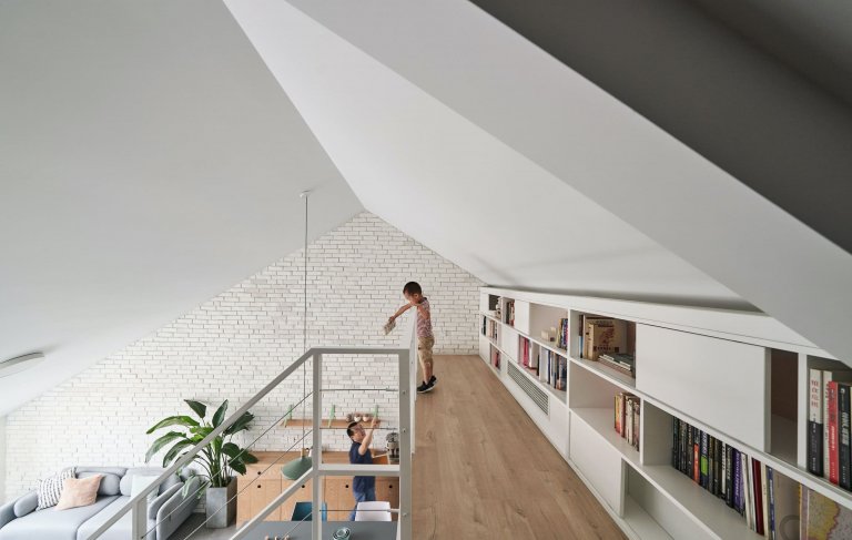 Podkrovní bydlení s galerií v pastelových barvách