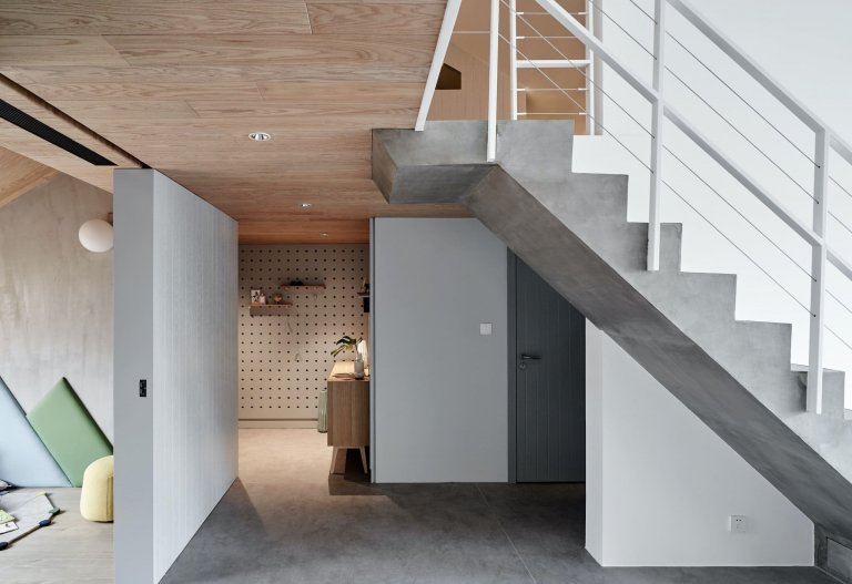 Podkrovní bydlení s galerií v pastelových barvách