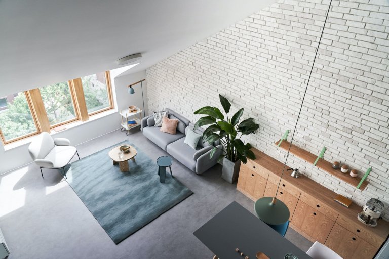 Podkrovní bydlení s galerií v pastelových barvách