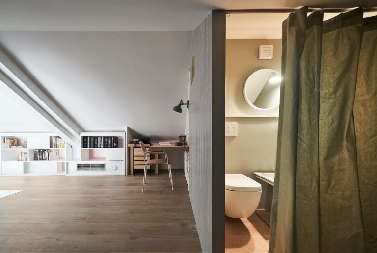 Podkrovní bydlení s galerií v pastelových barvách