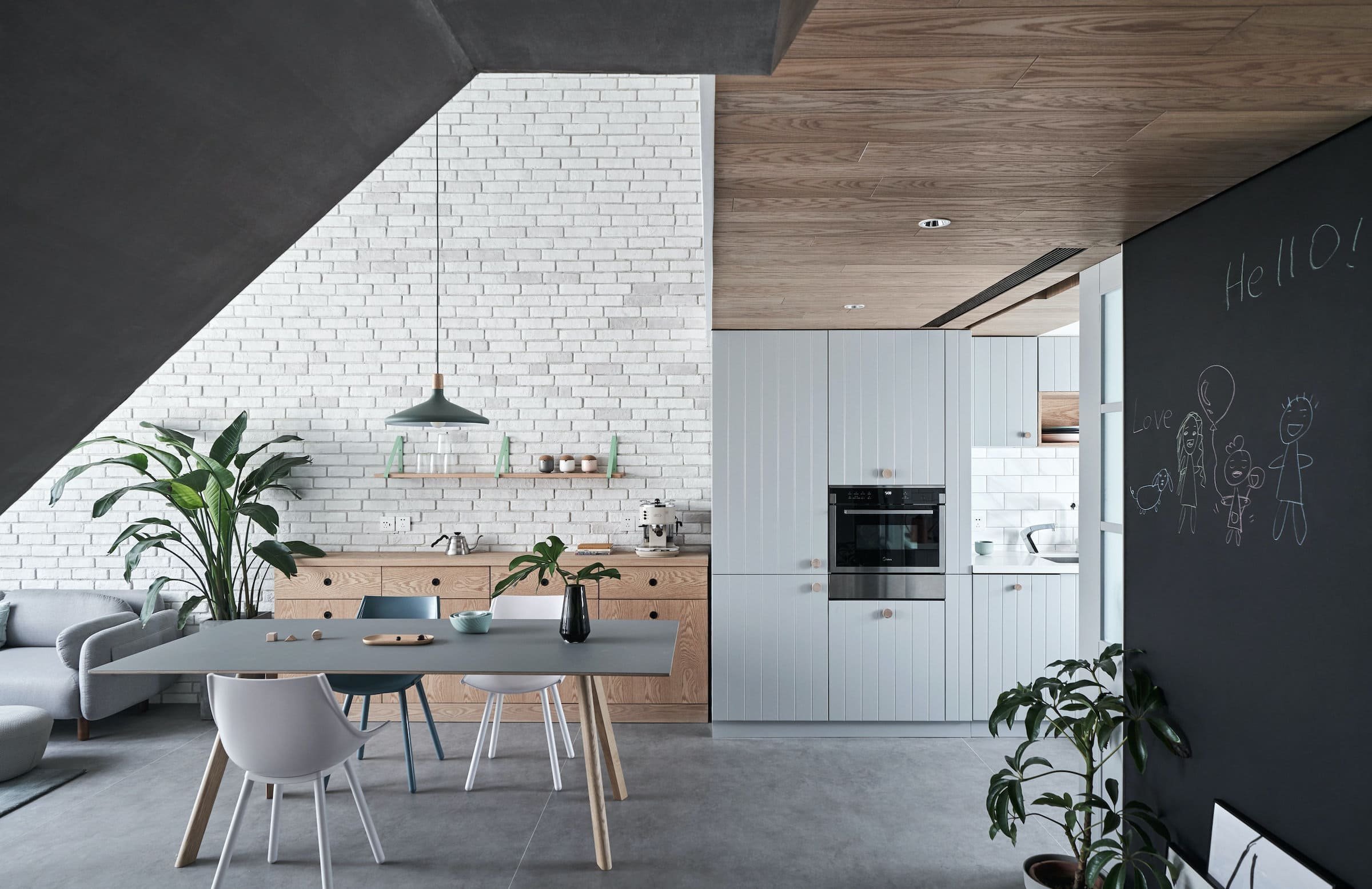 Podkrovní bydlení s galerií v pastelových barvách