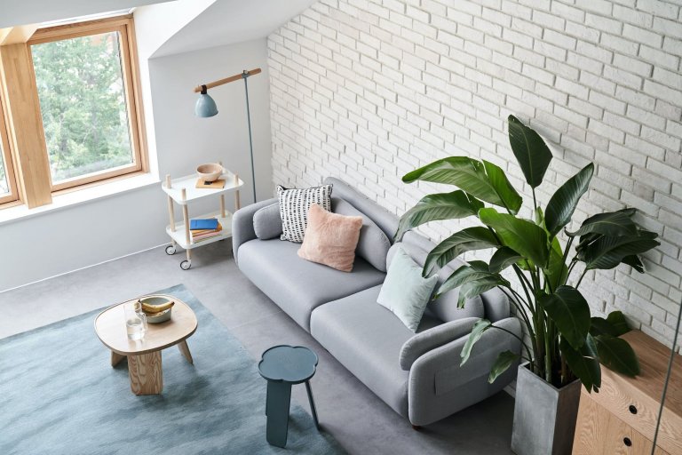 Podkrovní bydlení s galerií v pastelových barvách