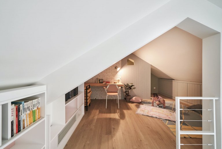 Podkrovní bydlení s galerií v pastelových barvách