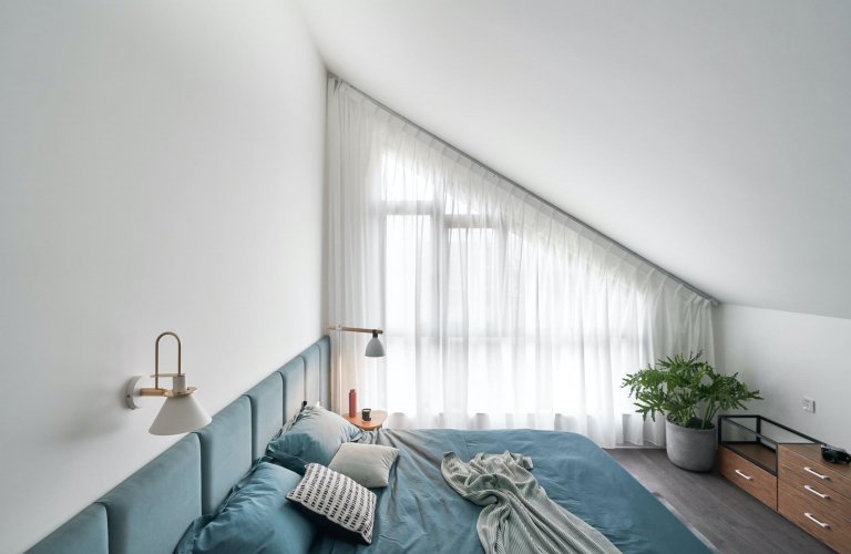 Podkrovní bydlení s galerií v pastelových barvách