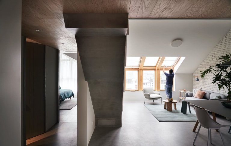 Podkrovní bydlení s galerií v pastelových barvách