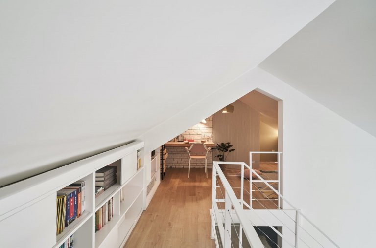 Podkrovní bydlení s galerií v pastelových barvách