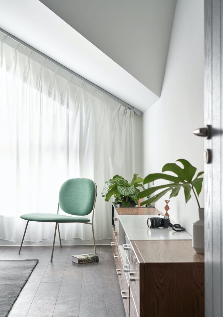 Podkrovní bydlení s galerií v pastelových barvách