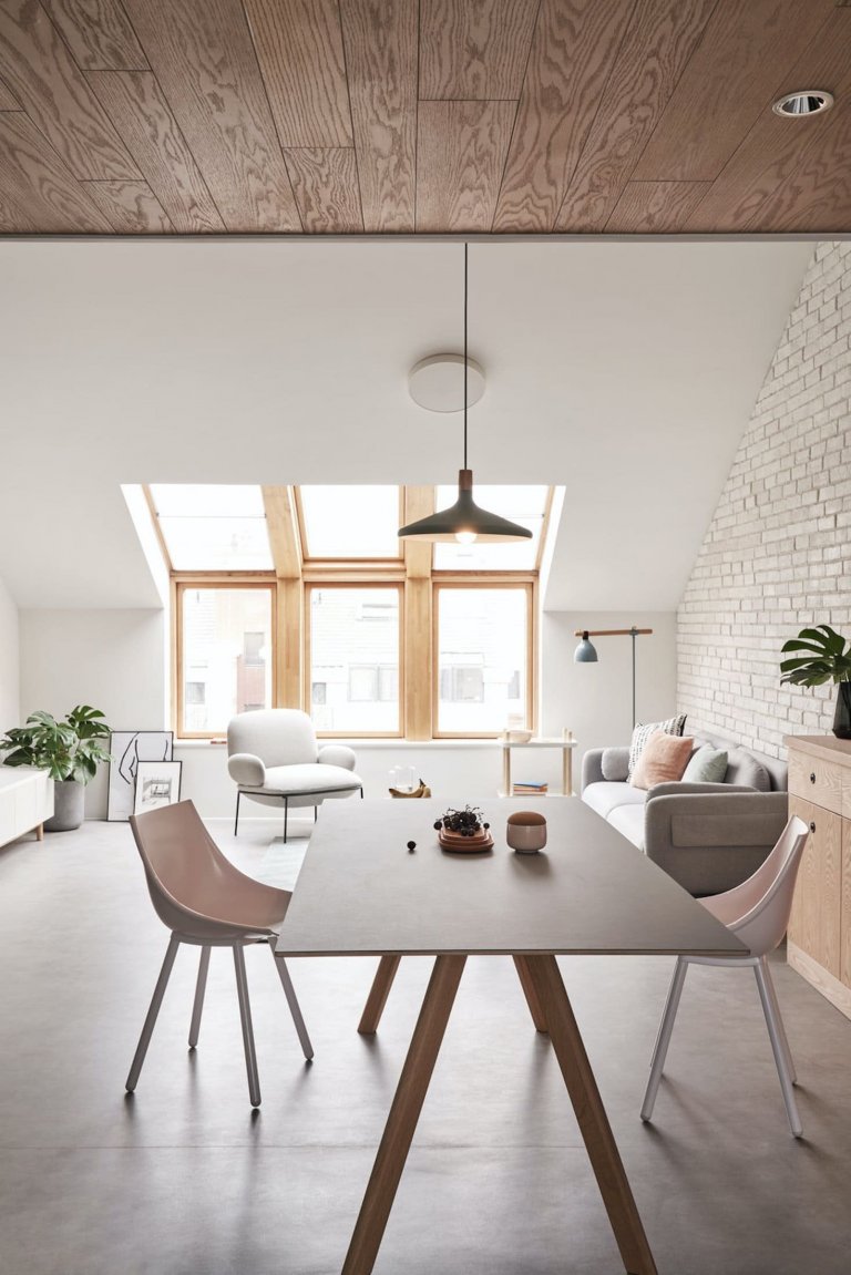 Podkrovní bydlení s galerií v pastelových barvách