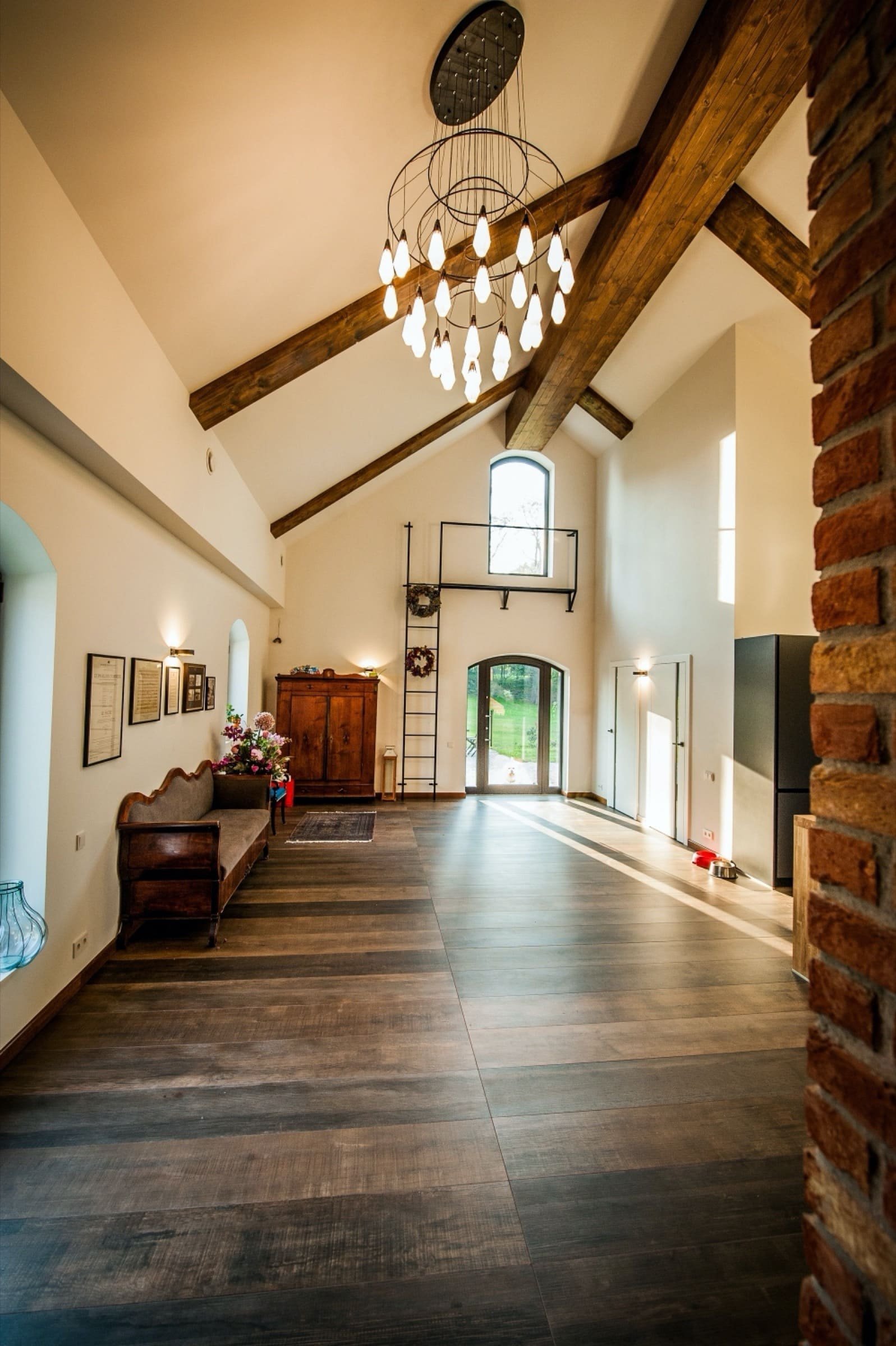 Proměna rozpadlé farmy na moderní bydlení