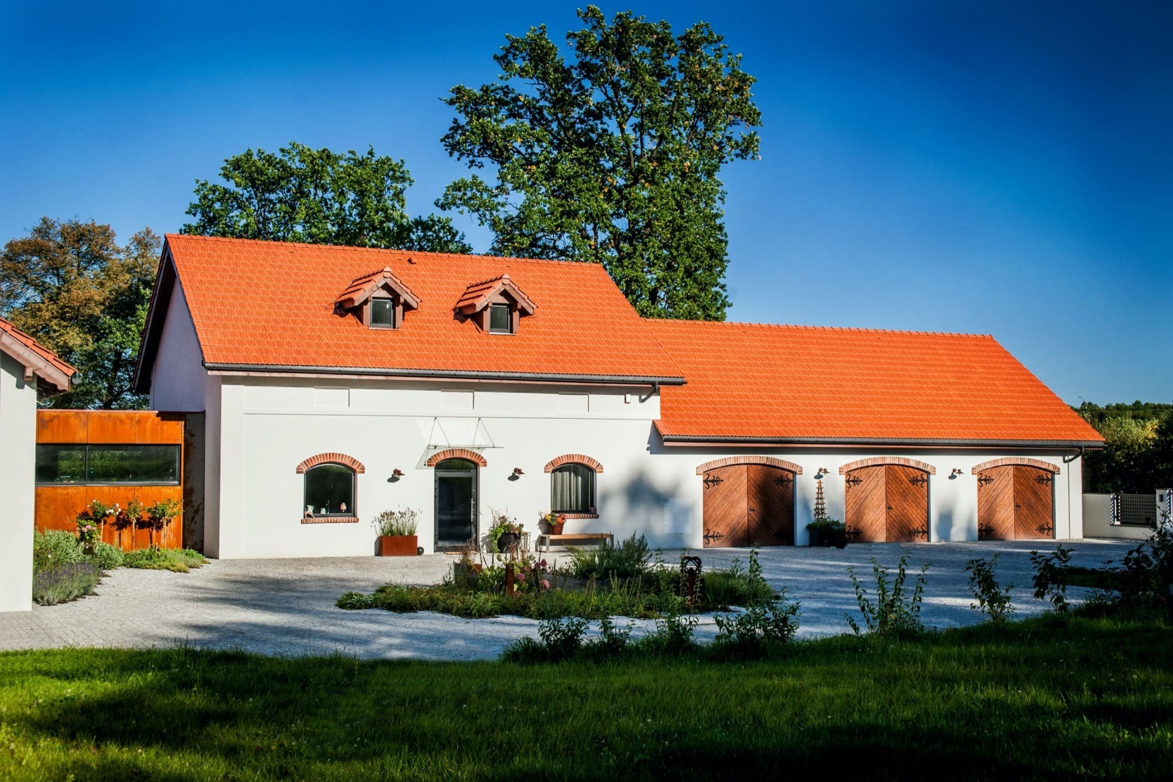 Proměna rozpadlé farmy na moderní bydlení