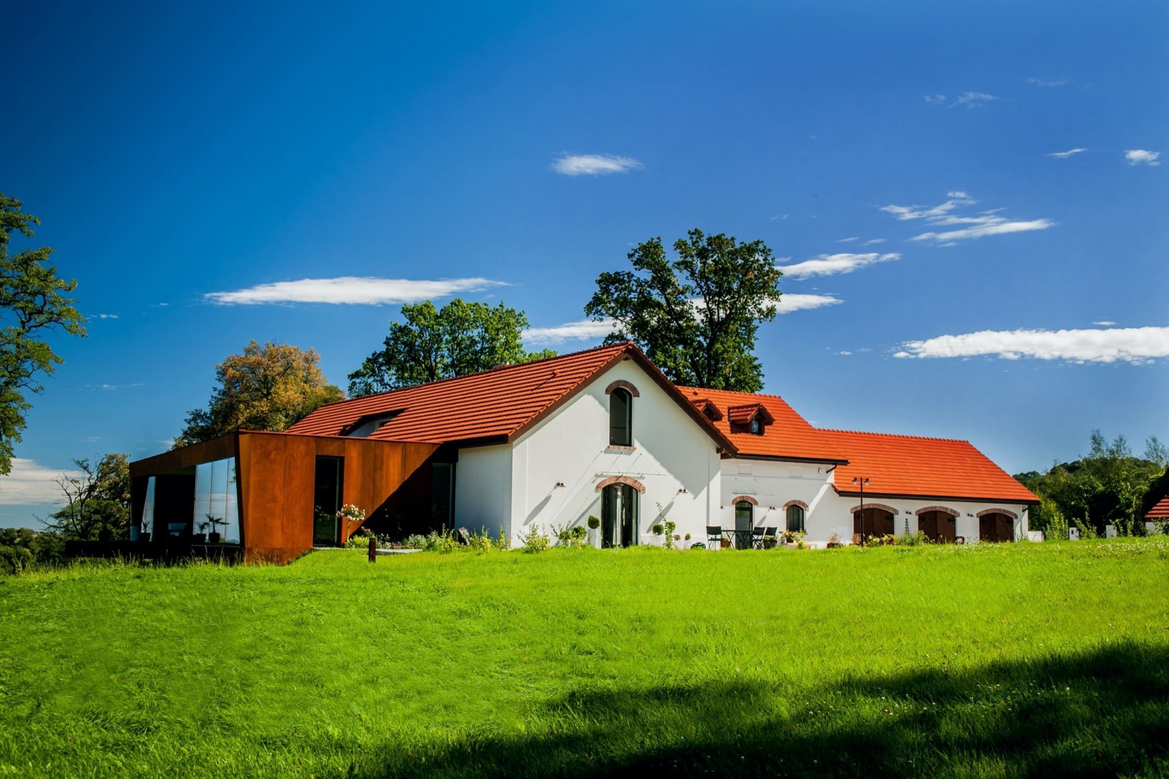 Proměna rozpadlé farmy na moderní bydlení