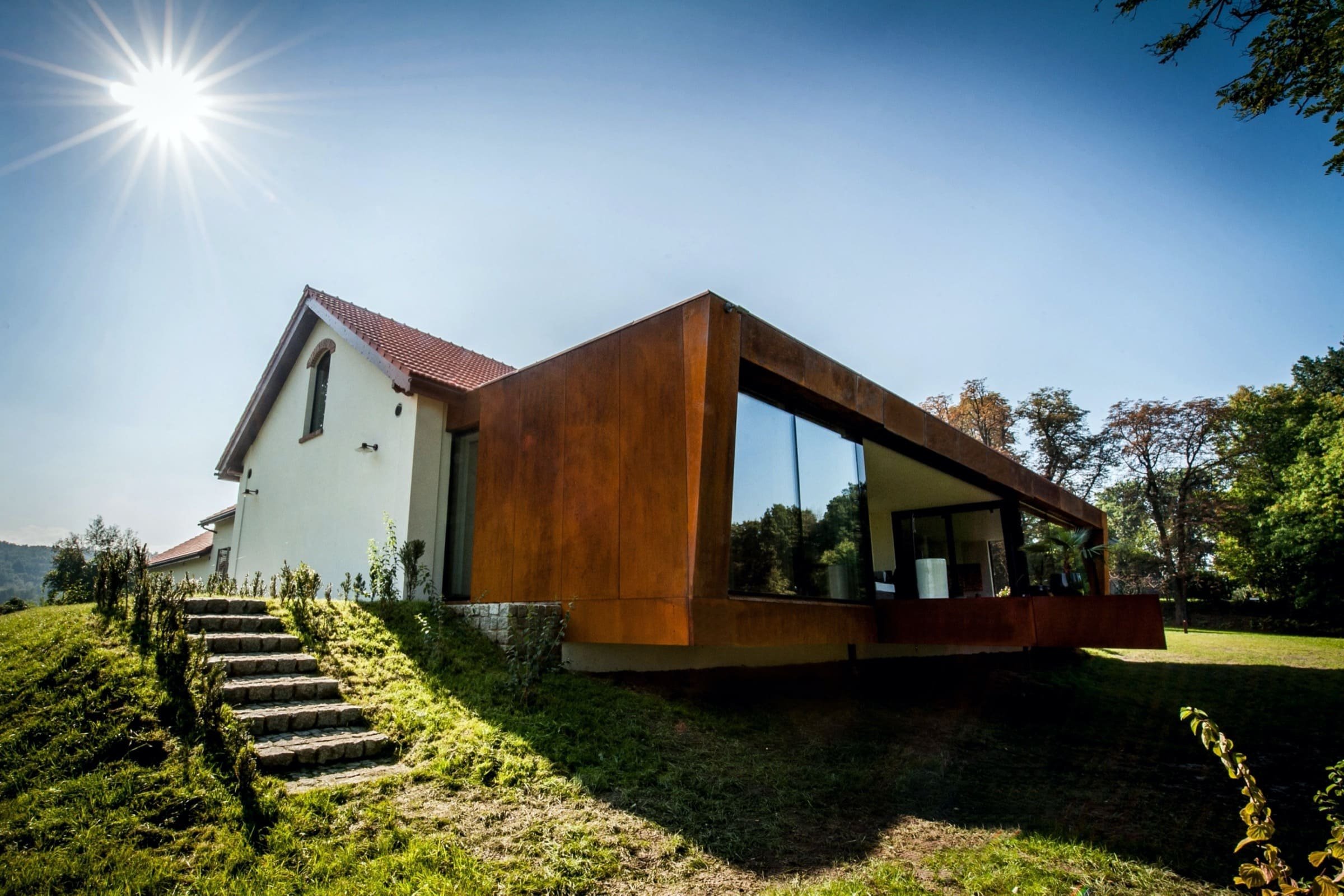 Proměna rozpadlé farmy na moderní bydlení