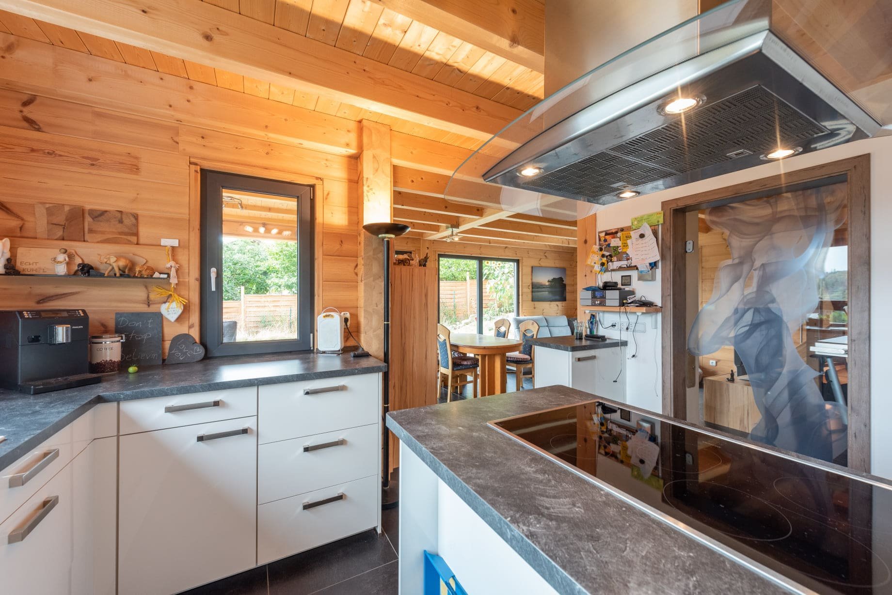 Půvabná dřevostavba u lesa