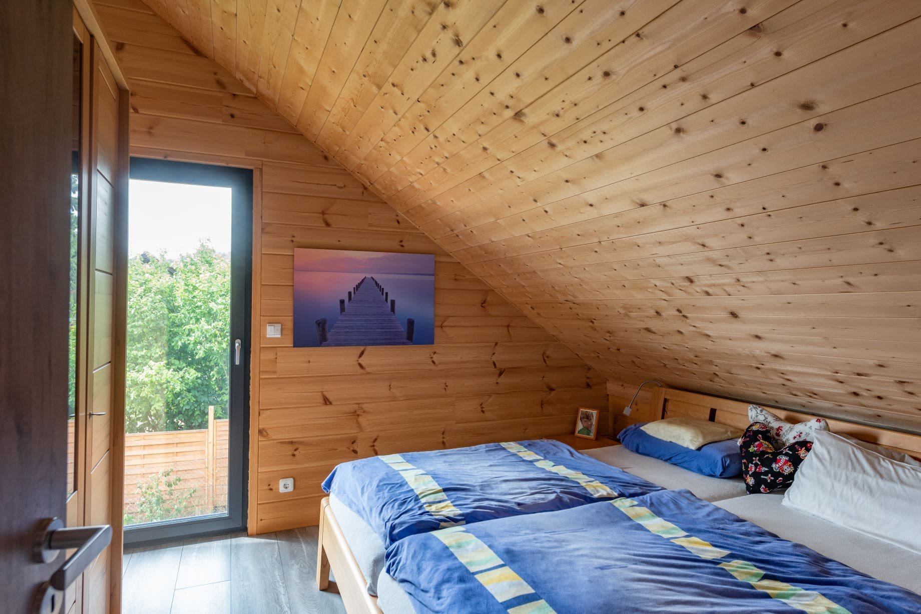 Půvabná dřevostavba u lesa