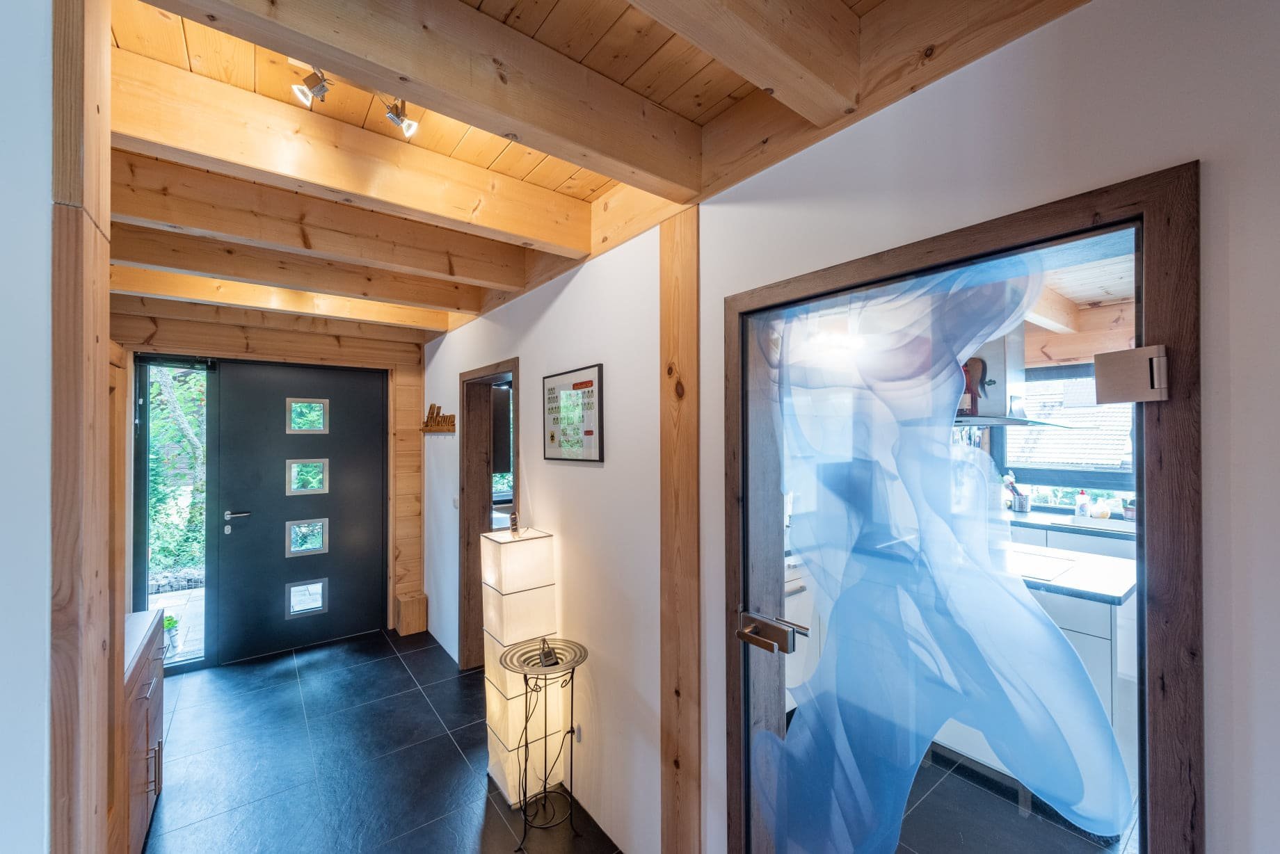 Půvabná dřevostavba u lesa