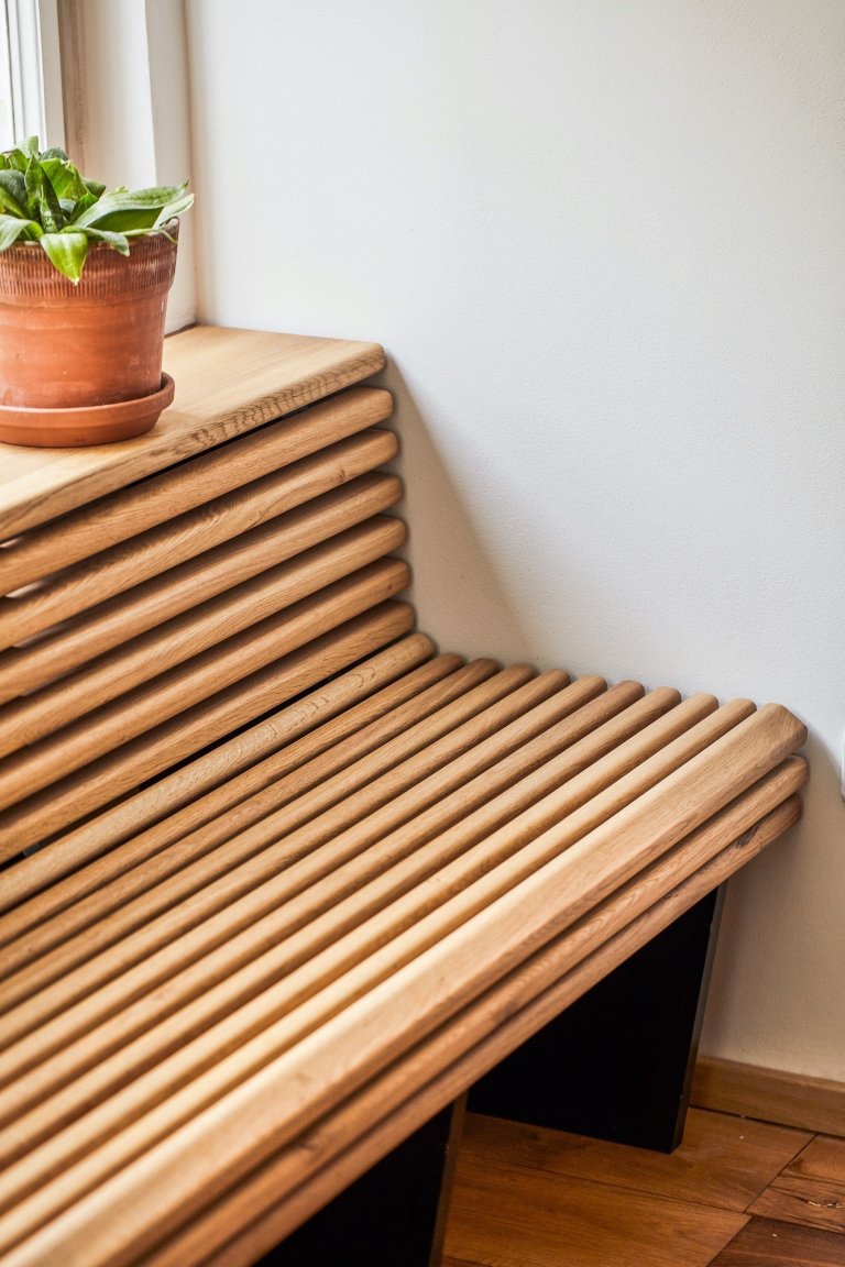 Rekonstrukce bytu s modrou kuchyní a knihovnou