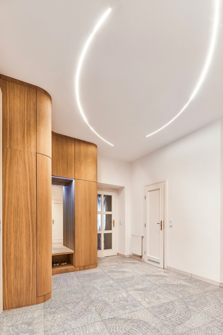 Rekonstrukce bytu s modrou kuchyní a knihovnou