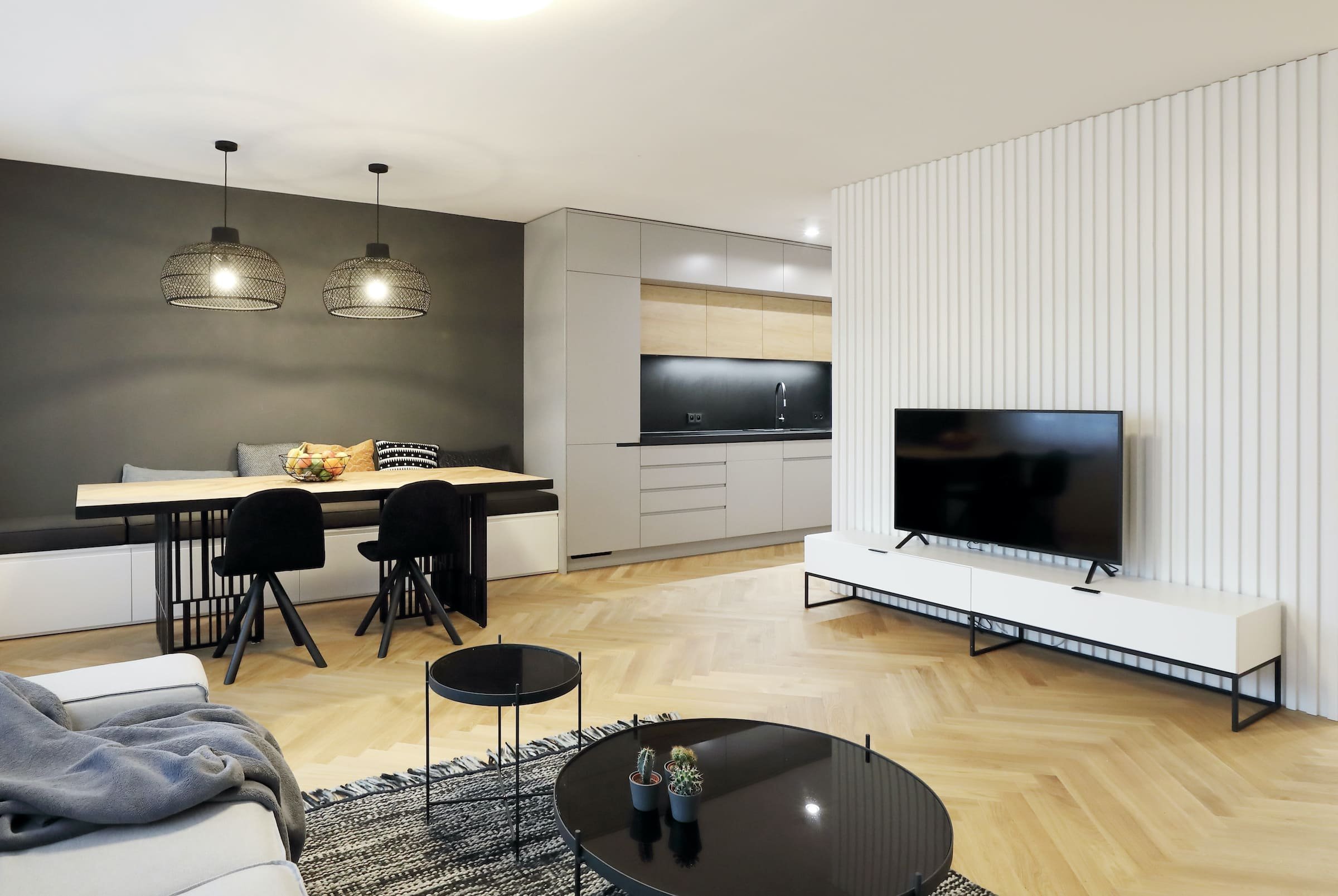 Rekonstrukcí vzniklo z malého panelového bytu stylové místo k bydlení, jedná se malý byt 3 + kk s rozlohou menší než 70 m²