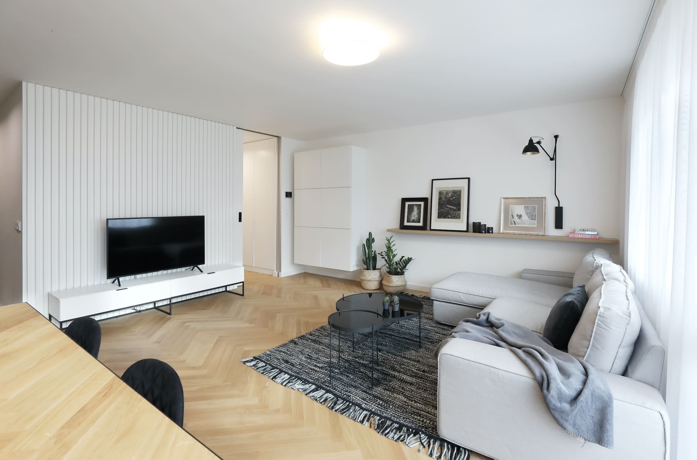 Stylový interiér bytu působí odlehčeně, zároveň však útulně a nadčasově