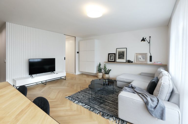 Stylový interiér bytu působí odlehčeně, zároveň však útulně a nadčasově