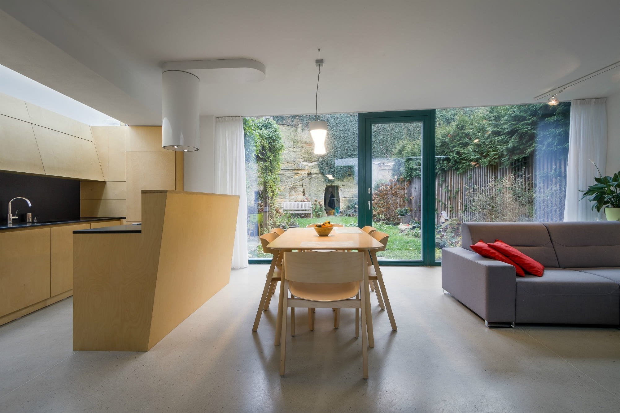 Rodinný dům v divoké zahradě se sklípkem ve skále