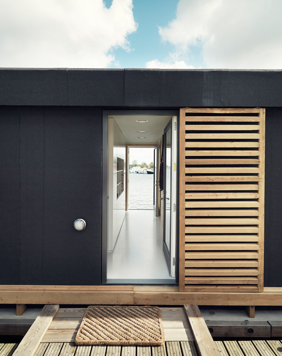 S touhou po romantice na vodě si postavili hausbót