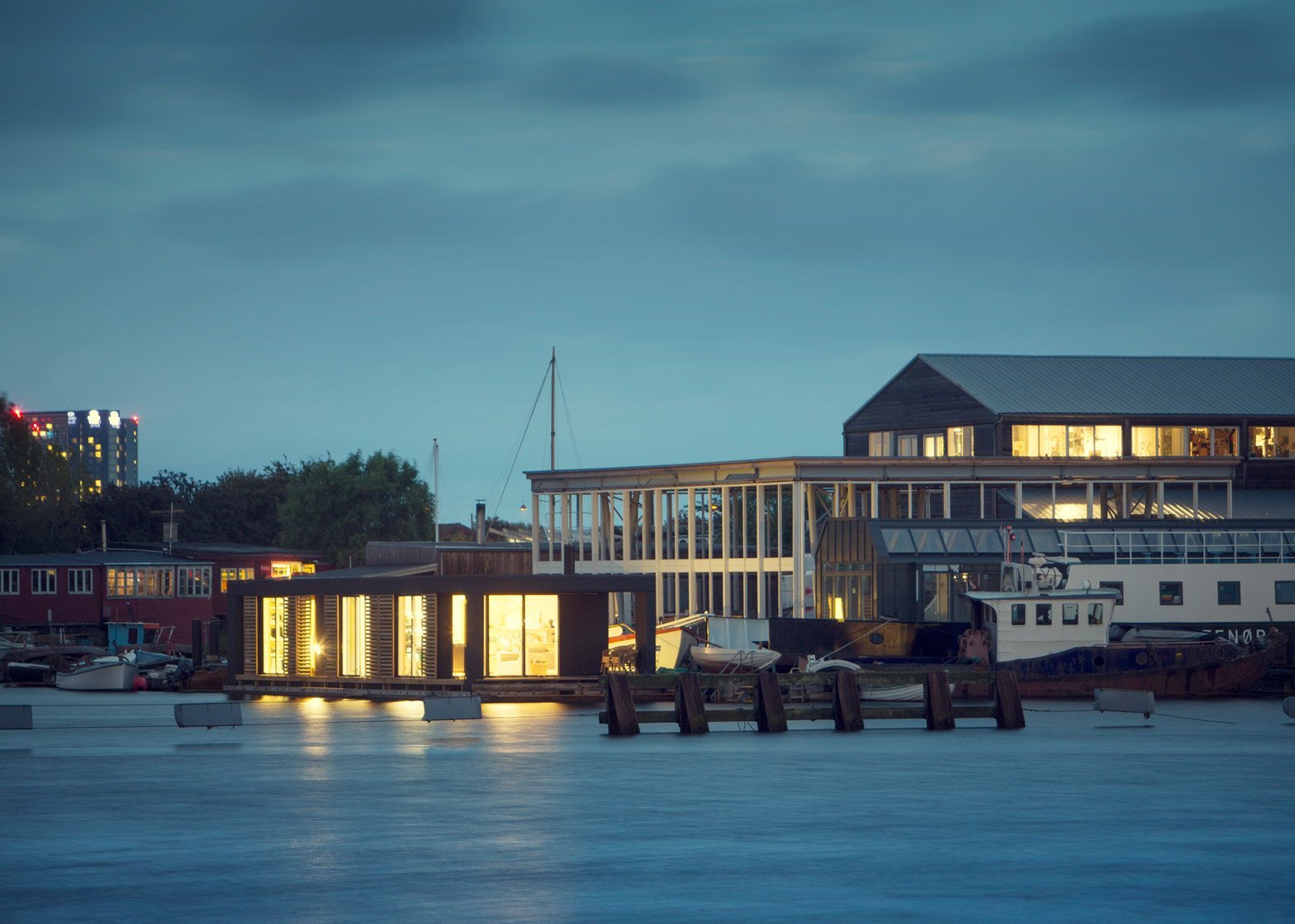 S touhou po romantice na vodě si postavili hausbót