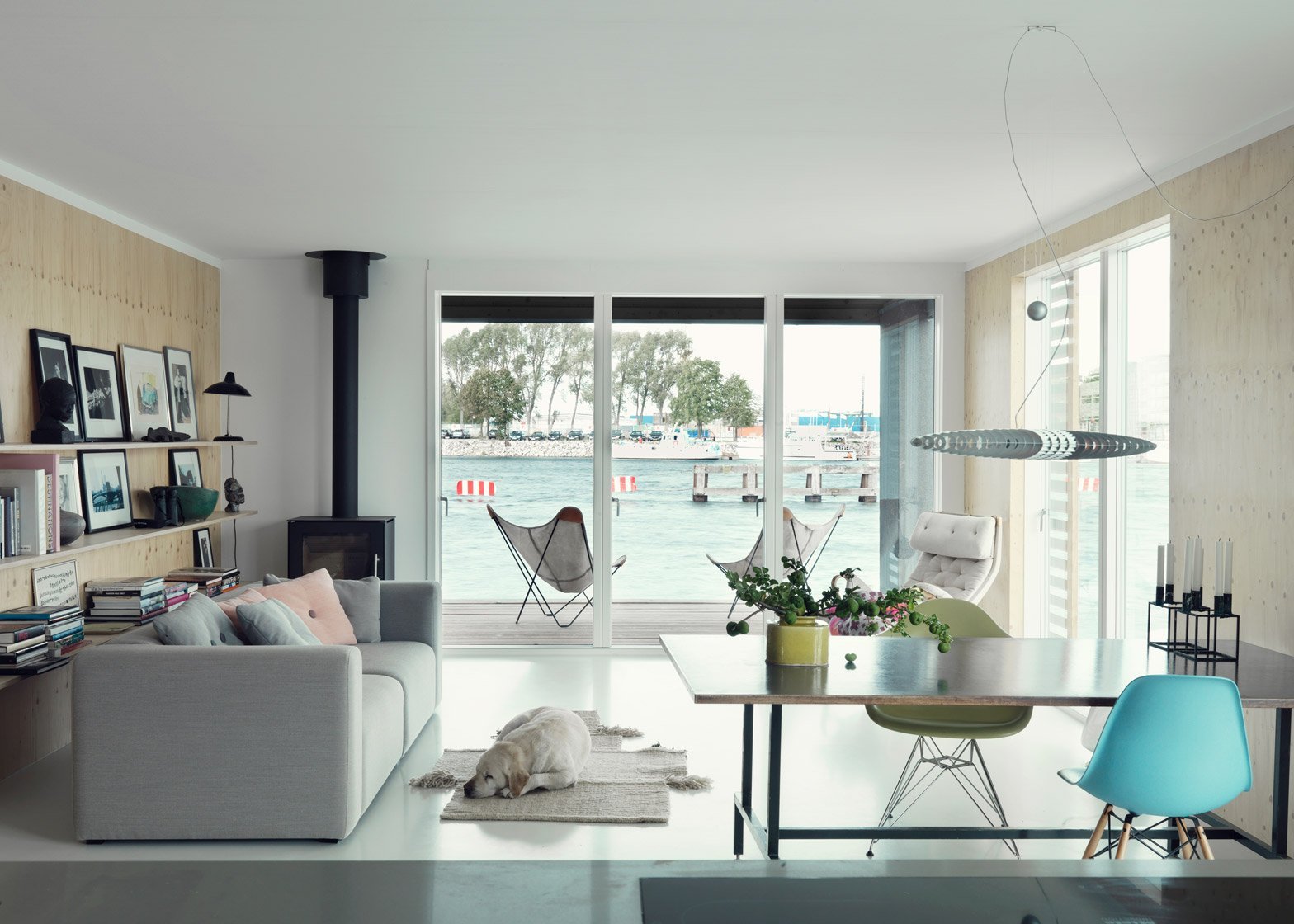 S touhou po romantice na vodě si postavili hausbót