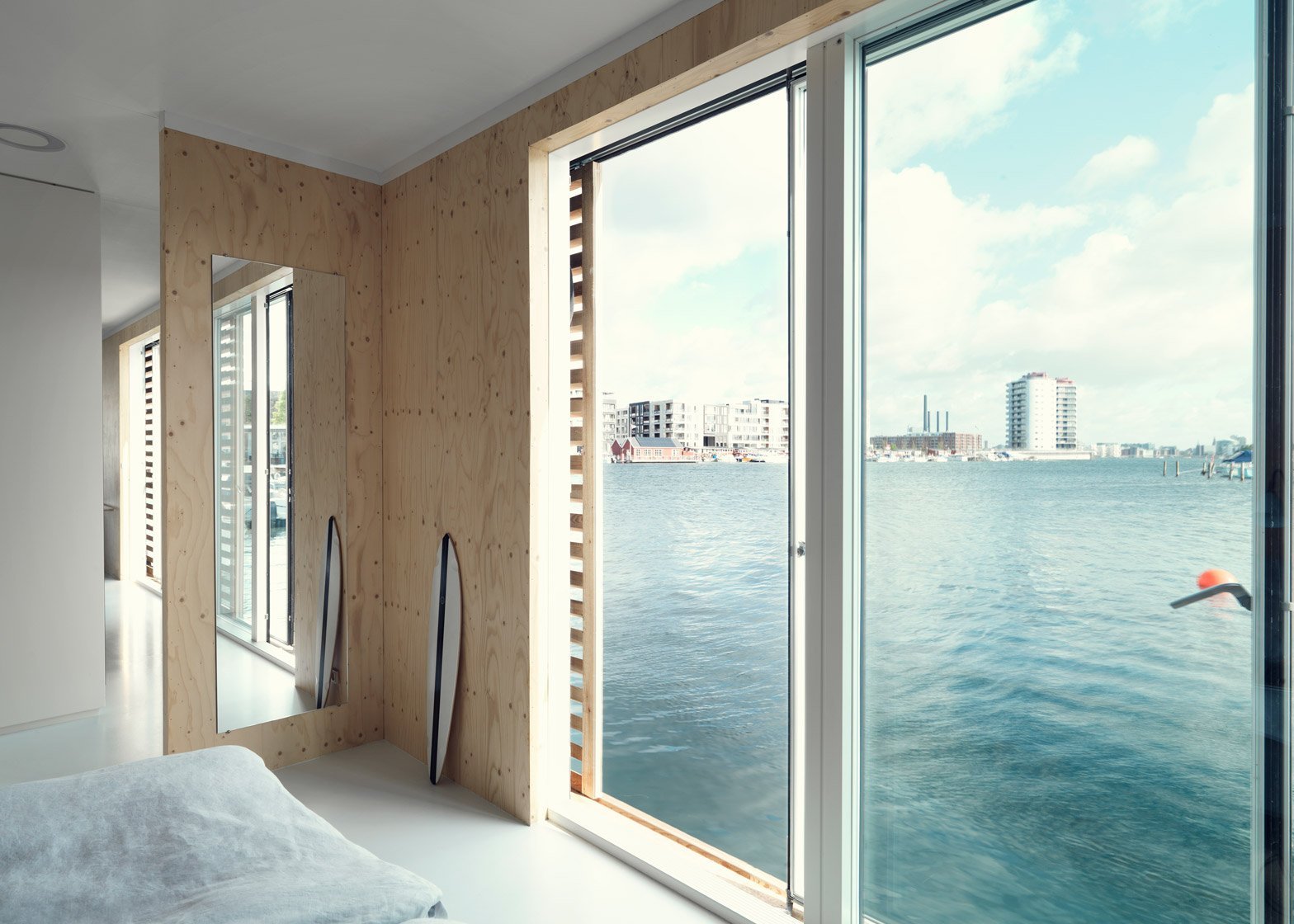 S touhou po romantice na vodě si postavili hausbót