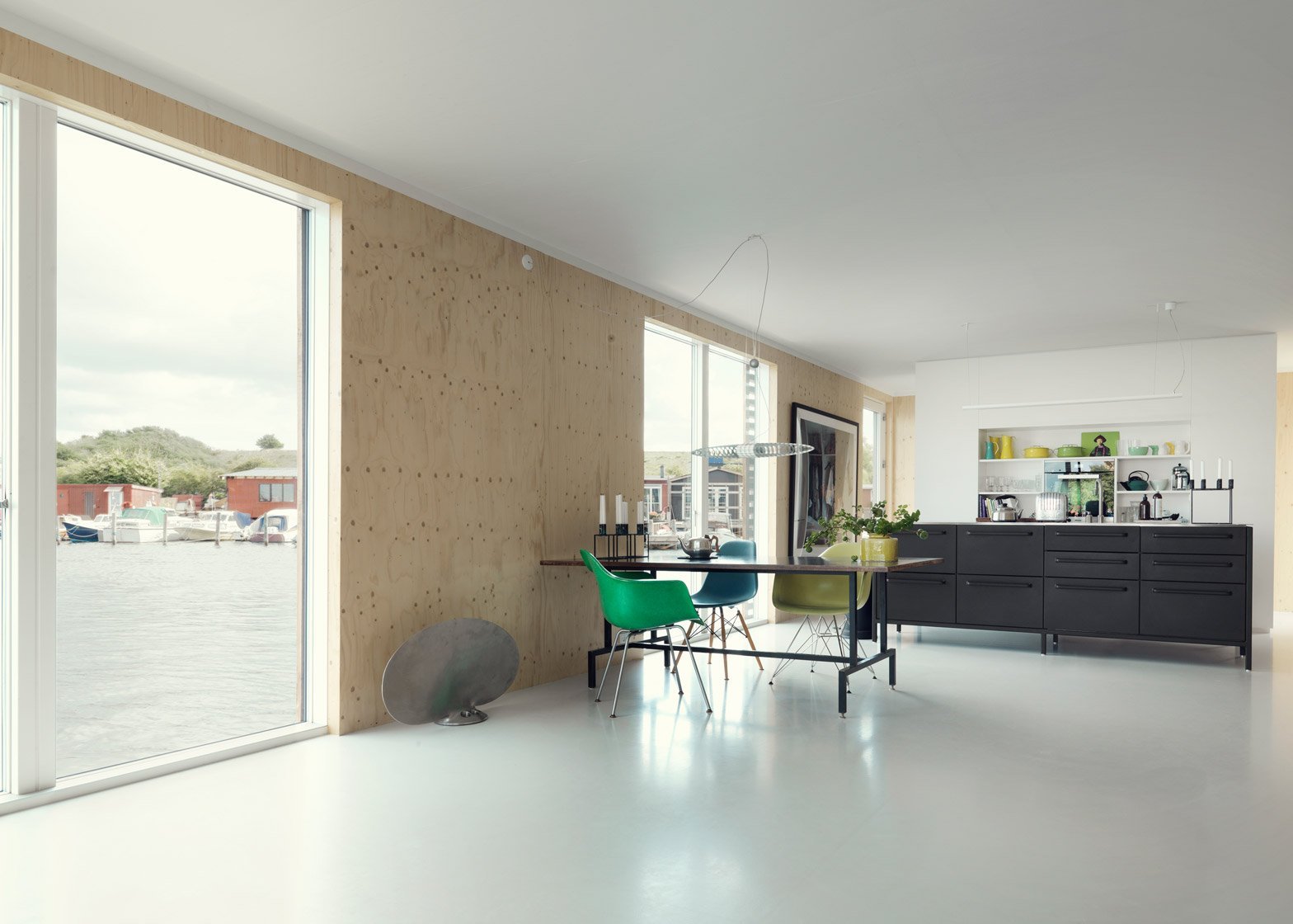 S touhou po romantice na vodě si postavili hausbót