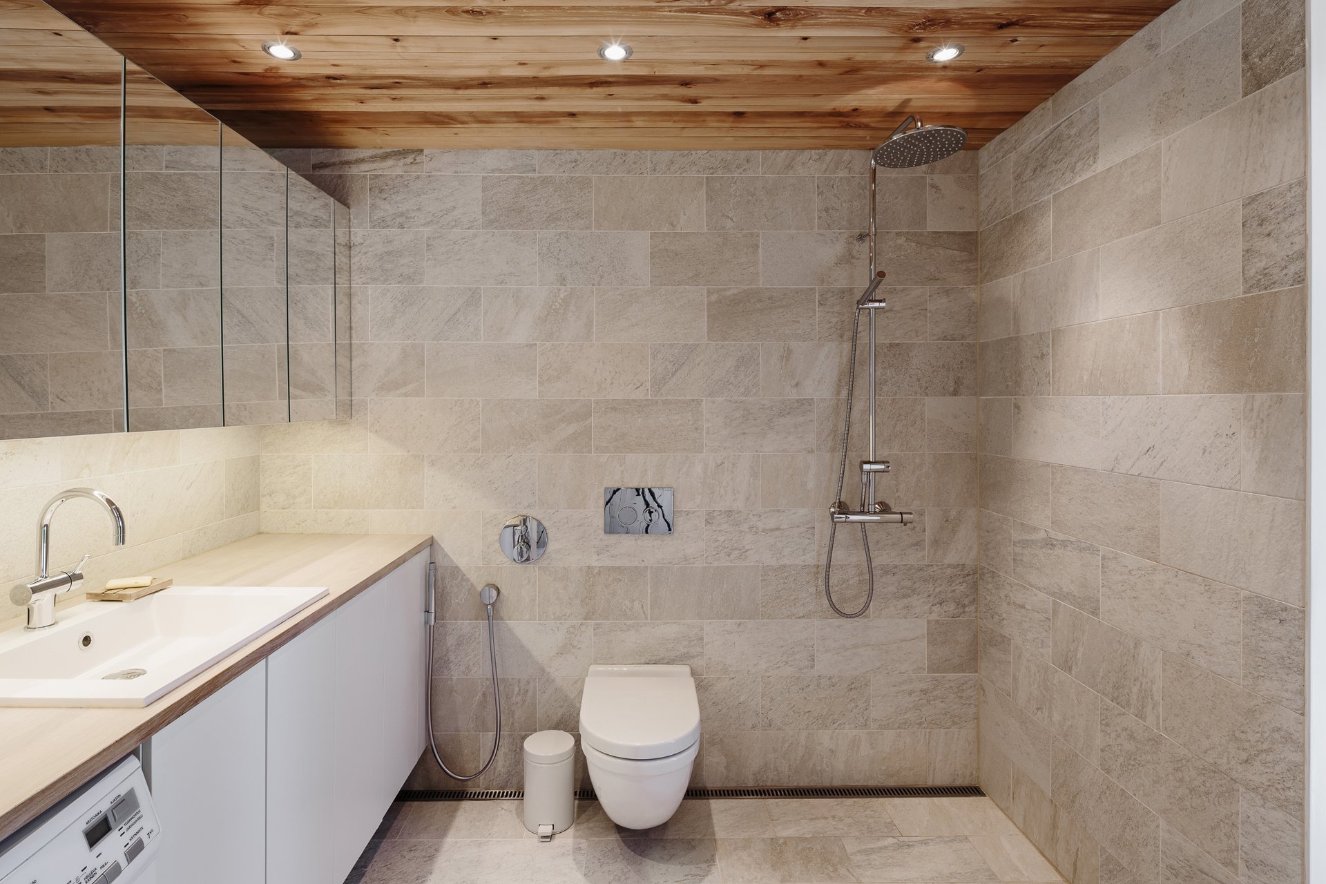 Skvěle řešená finská dřevostavba u jezera