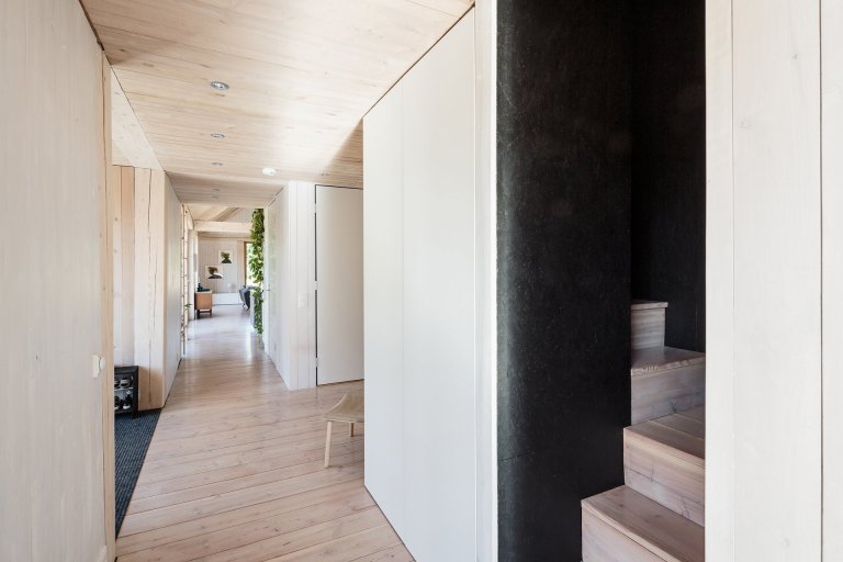 Skvěle řešená finská dřevostavba u jezera