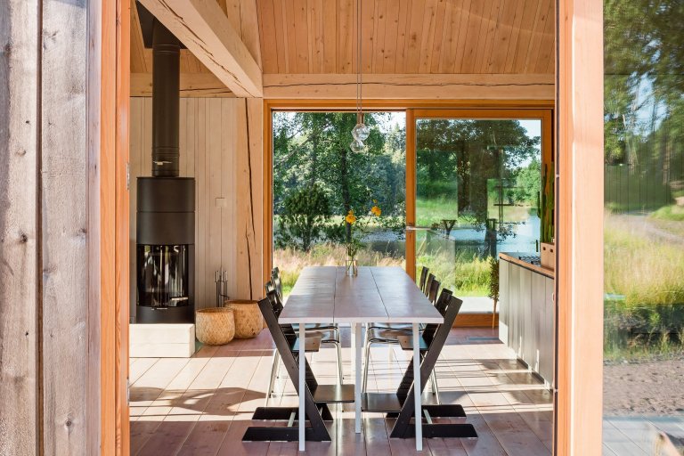 Skvěle řešená finská dřevostavba u jezera