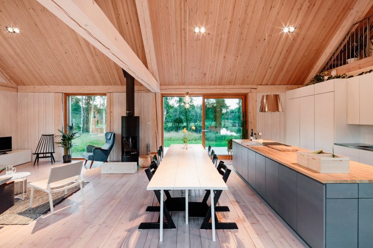 Skvěle řešená finská dřevostavba u jezera