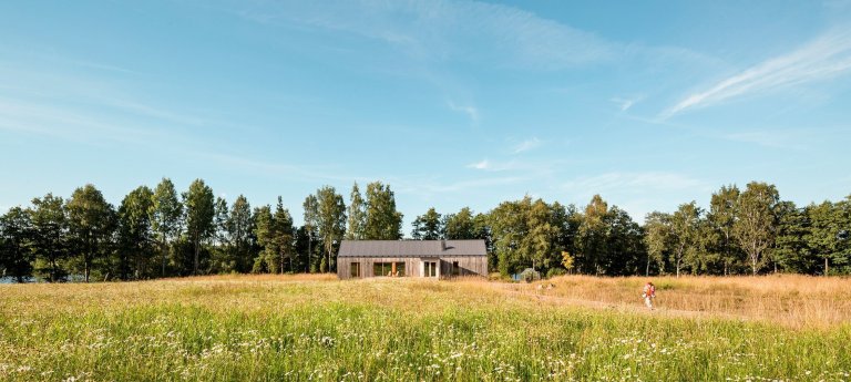 Skvěle řešená finská dřevostavba u jezera