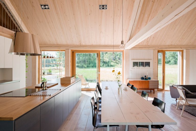 Skvěle řešená finská dřevostavba u jezera