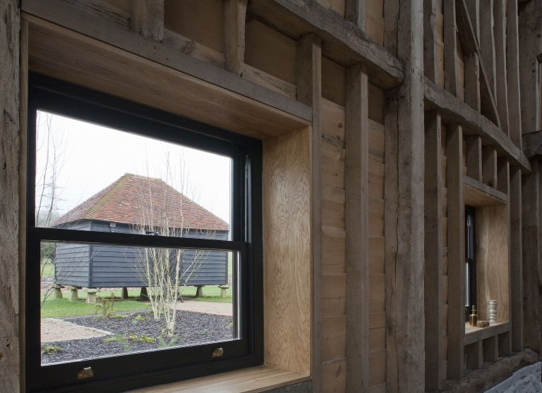 Stodola s podlahou ze starého mostu a stolem z bowlingové dráhy