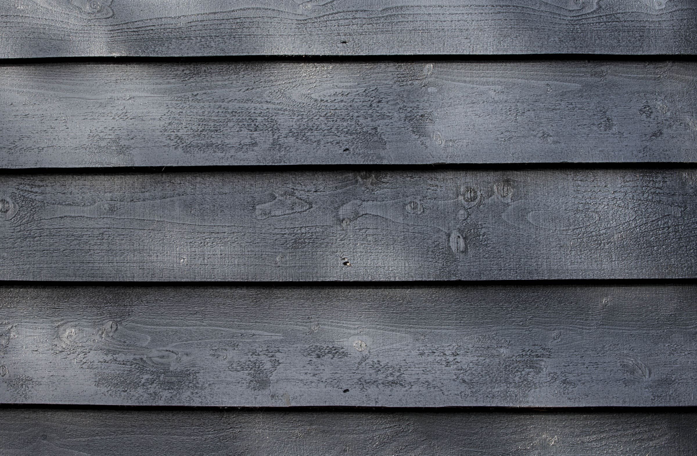 Stodola s podlahou ze starého mostu a stolem z bowlingové dráhy