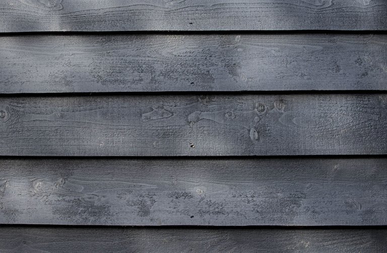 Stodola s podlahou ze starého mostu a stolem z bowlingové dráhy