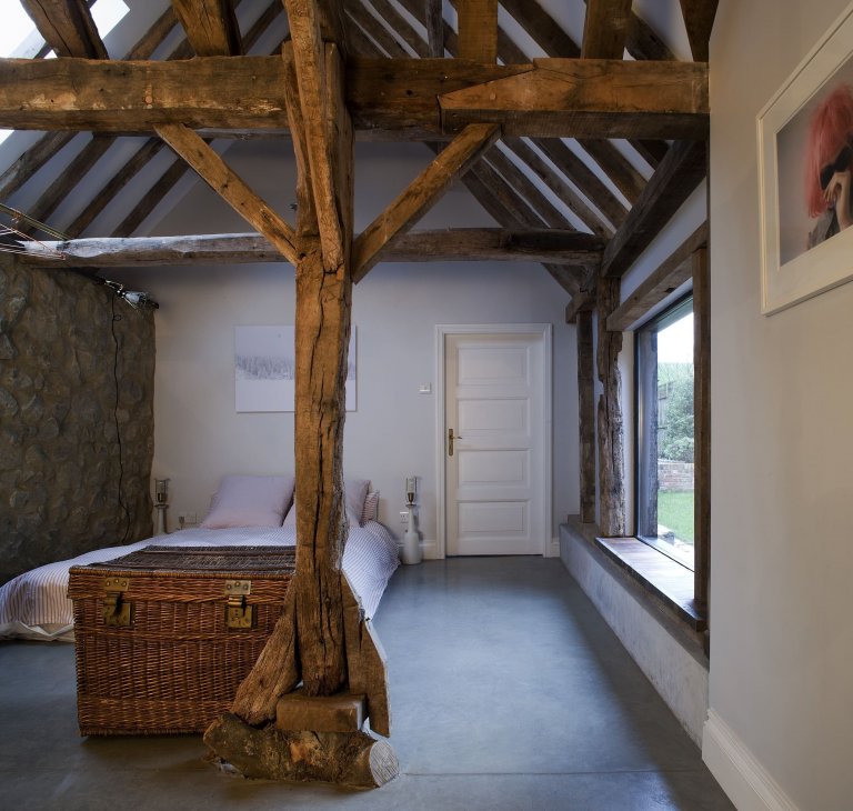 Stodola s podlahou ze starého mostu a stolem z bowlingové dráhy