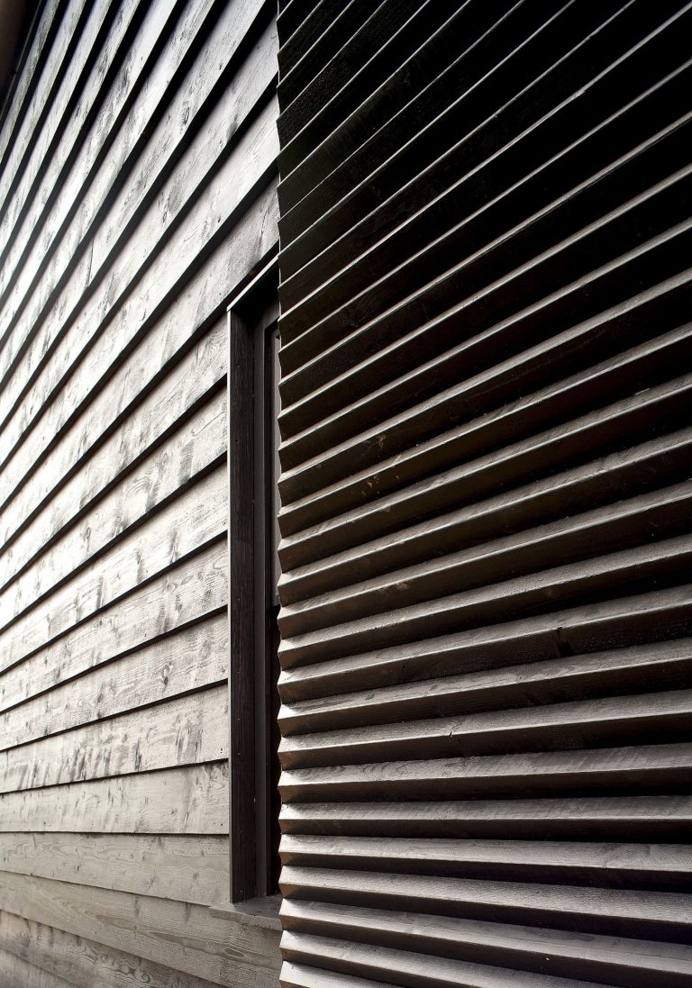 Stodola s podlahou ze starého mostu a stolem z bowlingové dráhy