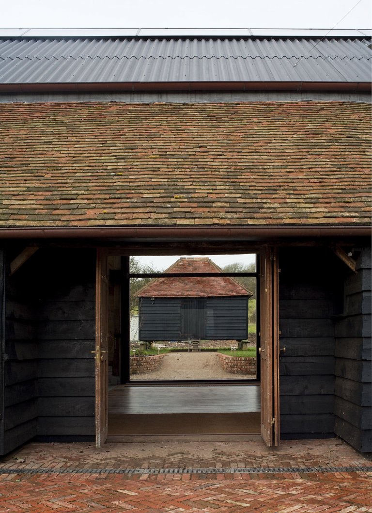 Stodola s podlahou ze starého mostu a stolem z bowlingové dráhy