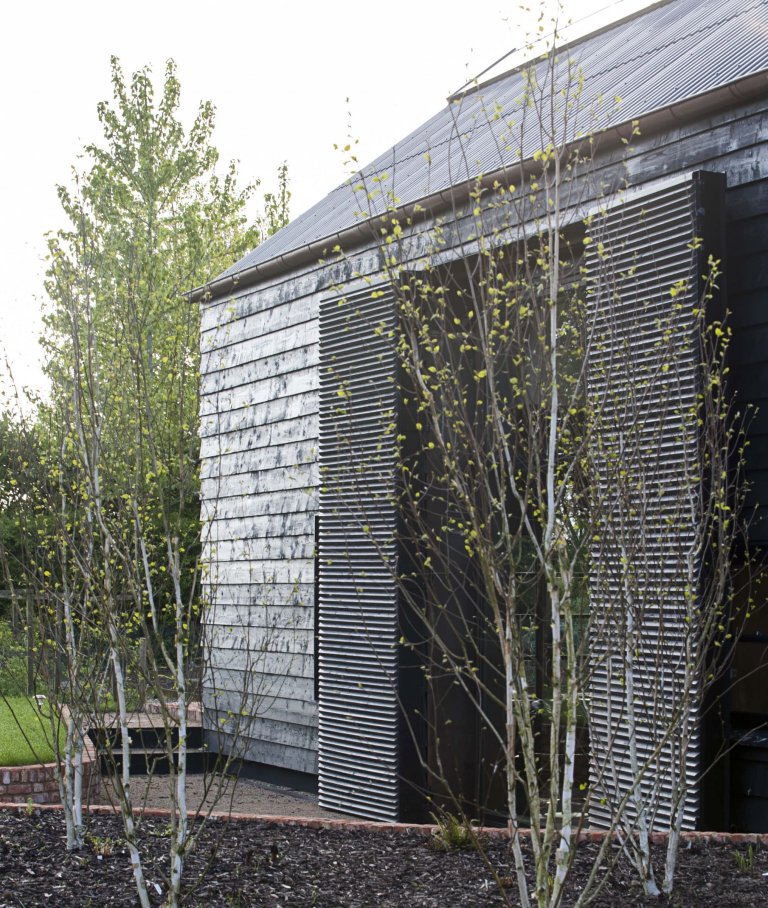 Stodola s podlahou ze starého mostu a stolem z bowlingové dráhy