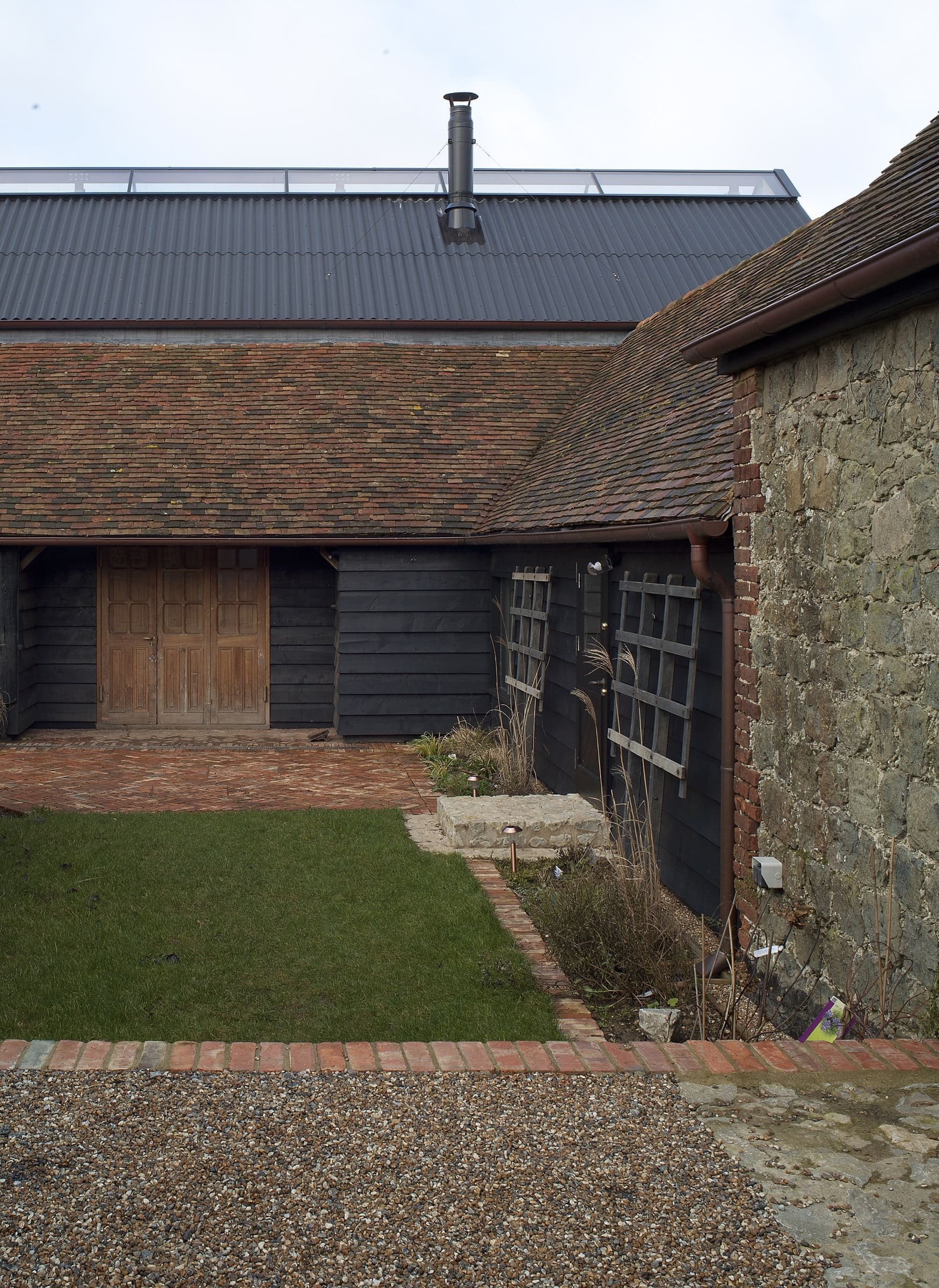 Stodola s podlahou ze starého mostu a stolem z bowlingové dráhy