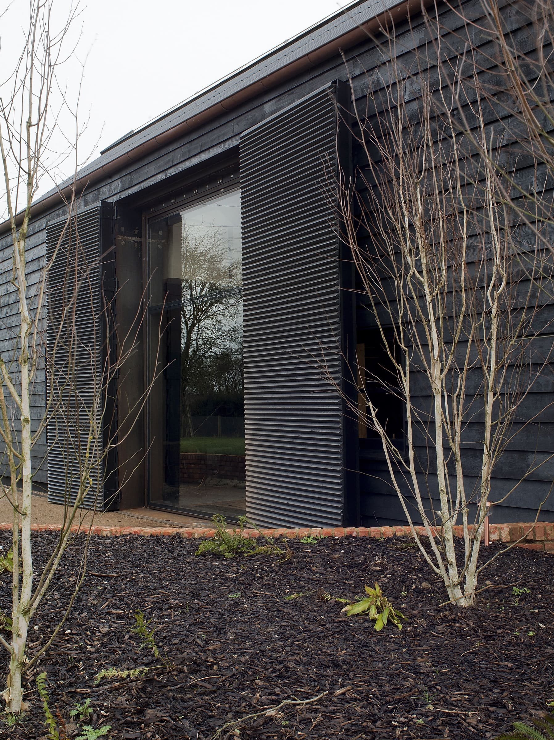 Stodola s podlahou ze starého mostu a stolem z bowlingové dráhy