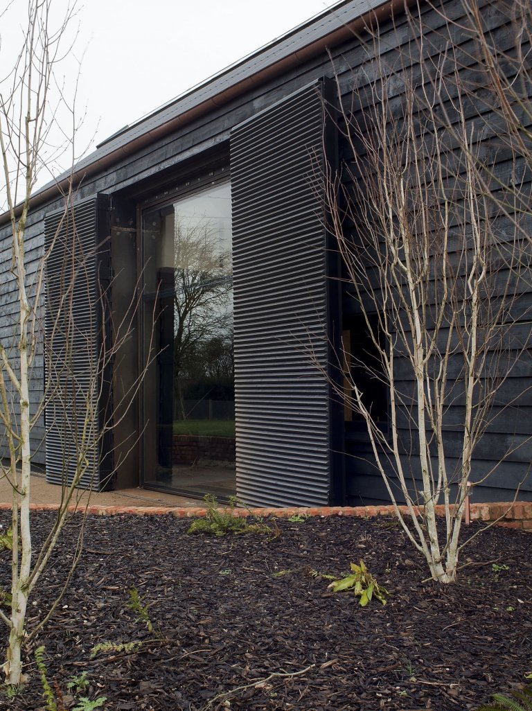 Stodola s podlahou ze starého mostu a stolem z bowlingové dráhy