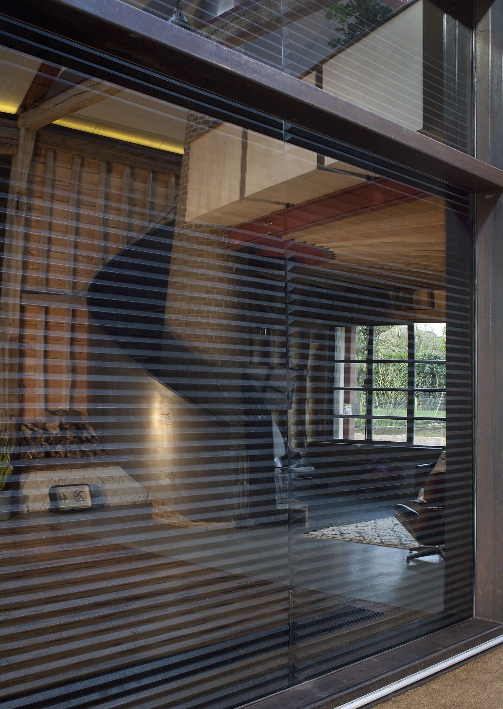 Stodola s podlahou ze starého mostu a stolem z bowlingové dráhy