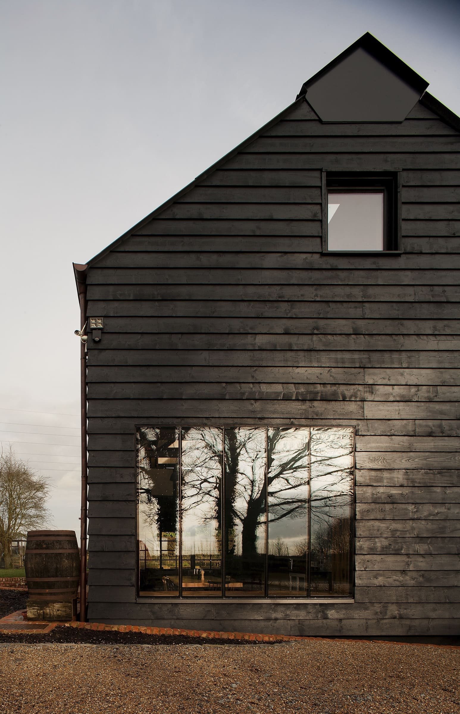 Stodola s podlahou ze starého mostu a stolem z bowlingové dráhy