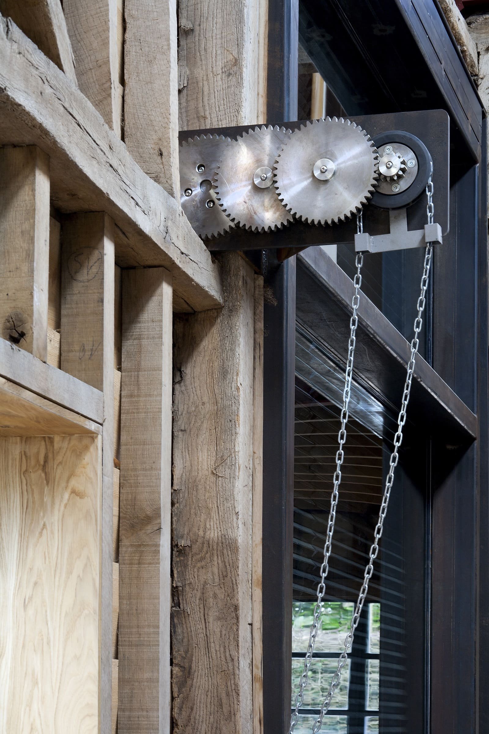 Stodola s podlahou ze starého mostu a stolem z bowlingové dráhy