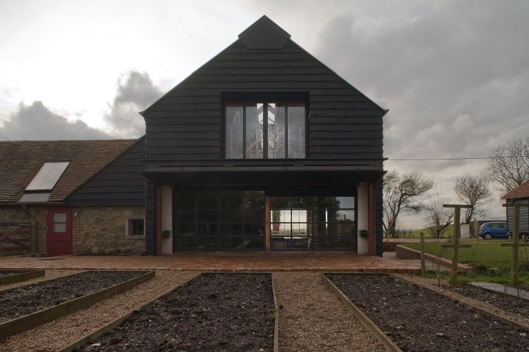 Stodola s podlahou ze starého mostu a stolem z bowlingové dráhy